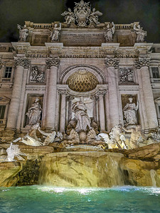晚上在罗马的FontanadiTrevi你可以看到绿水和图片