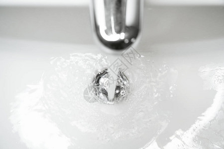 浴室下水道或带自来水的手盆紧闭地深图片