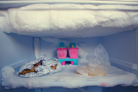 为冰箱除霜极度冷冻的冰箱里装满了冰为冰箱除霜是一图片
