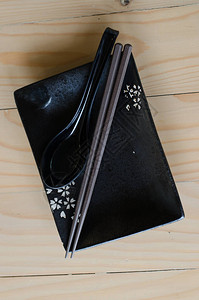 空寿司盘和筷子图片