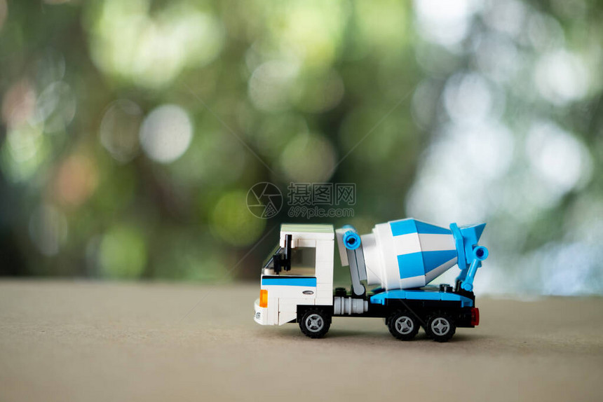 蓝色水泥搅拌车玩具建筑和建筑业工图片