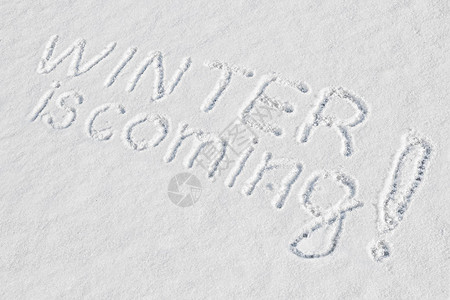 用手指在新鲜的雪上写下著名的冬天来了图片