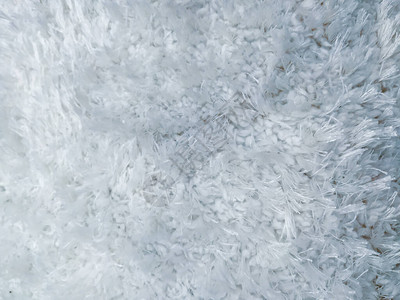 白色和灰色的浅白羊毛暖和毛绒地毯背景图片