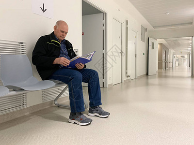 现代诊所医院内坐在长凳大长透视走廊上的图片