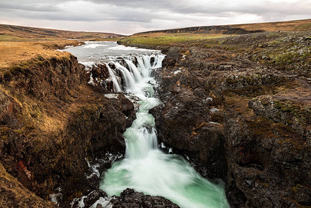 冰岛的Kolugljufur瀑布在阴天图片