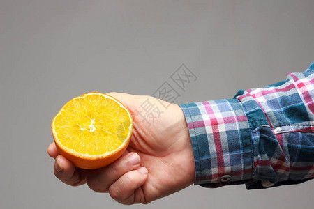 手指之间的橙色某些人的皮肤图片