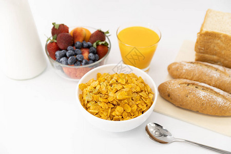 健康的早餐面包橙汁草莓蓝莓牛奶和麦片在白色背景的碗图片