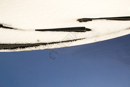 在冬季新雪中覆盖和遮蔽的汽车挡图片