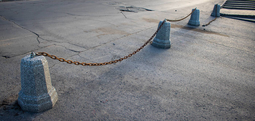 巨石柱与一条黑色金属链连接在一起图片