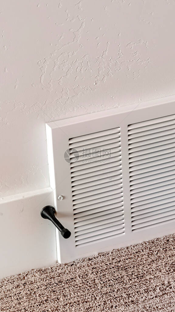 空调机白色塑料烤箱盖在墙壁和地毯板上空气通风机盖上有一排不可调适的液态槽单图片