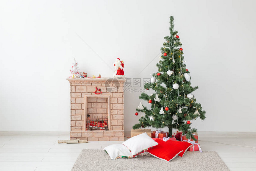 壁炉和圣诞树与客厅里的礼物图片