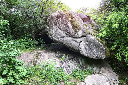 山上岩层有绿色的岩石背景图片