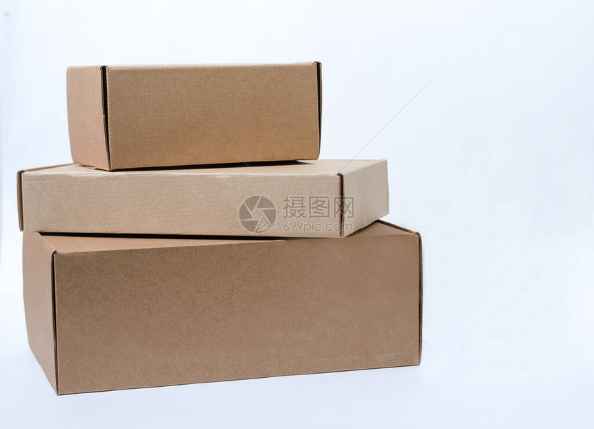 封闭式纸板盒站在白色背景的堆叠中大小和厚度不同的方框复制空间图片