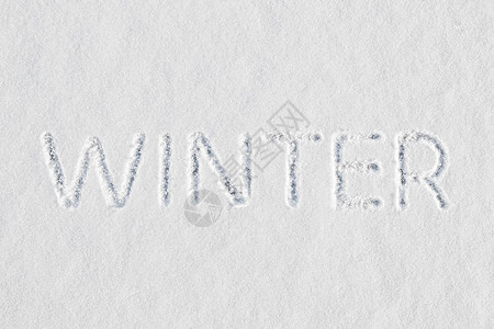 冬季一词写在秋末及和圣诞节假期开始之前的清雪中背景图片