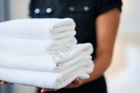 酒店房间女仆用干净毛巾的照片图片