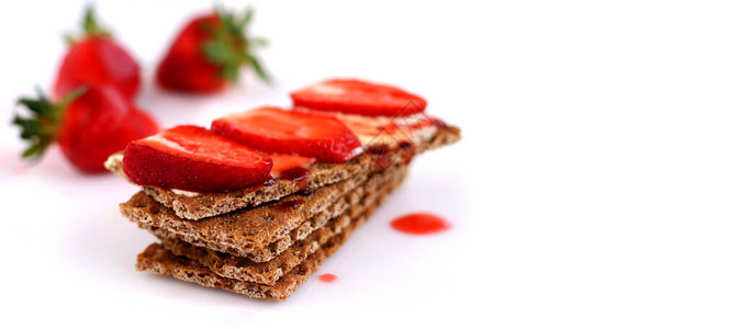 草莓白色孤立背景上的奶油和草莓自制吐司脆面包吐司图片