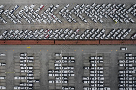 新车排队鸟瞰图港口进出口业务物流到经销店出售商业行的汽车图片