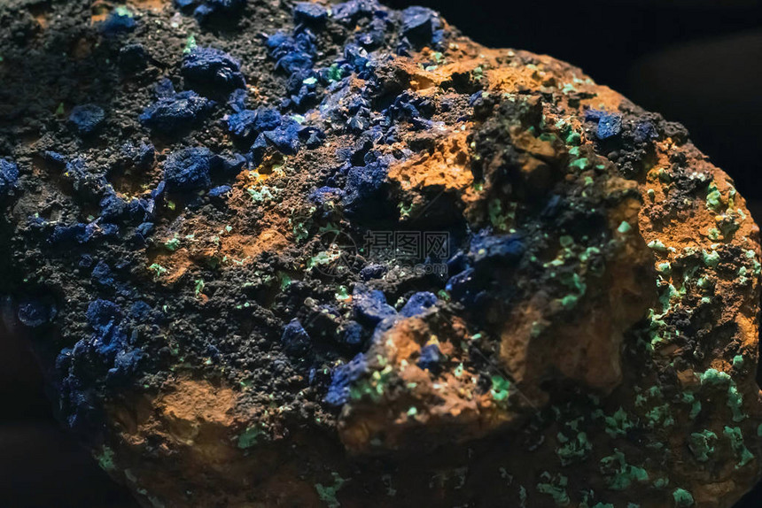 彩色水晶和矿物岩石的特写镜头图片