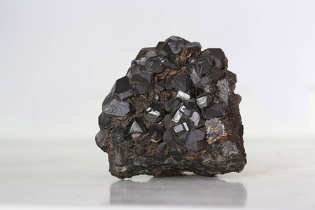 在白色的磁铁矿主要铁矿石图片