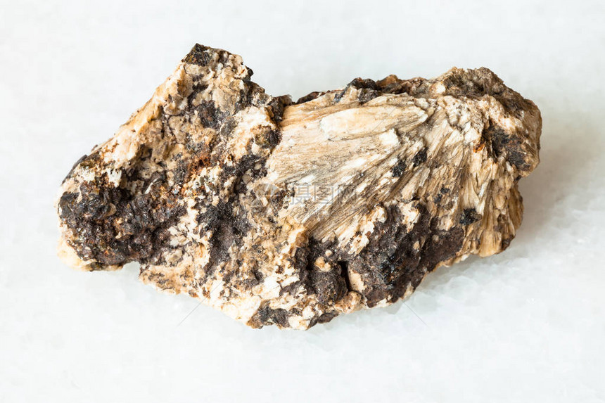 以乌拉尔山的白大理石上粗糙的克隆氯岩石上的Perovskite图片