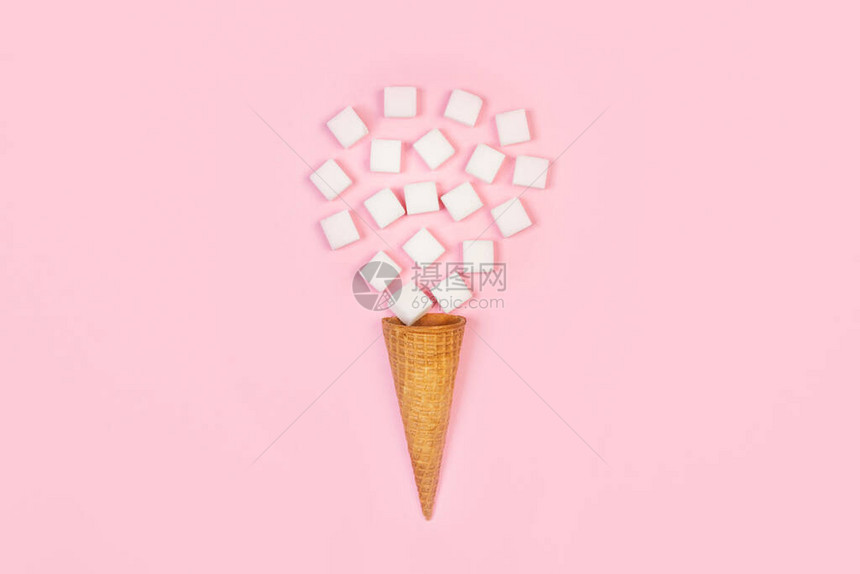 白糖方块在直上方的粉红背景上有一图片