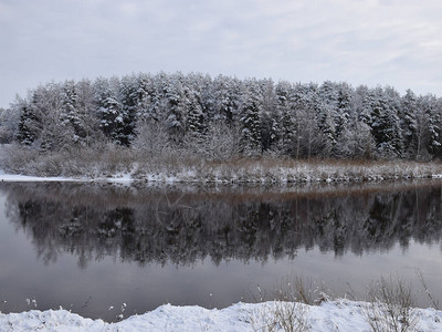 美丽的河冬日景色图片