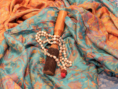 一块有色石子印地安人项链和木头刺衣图片