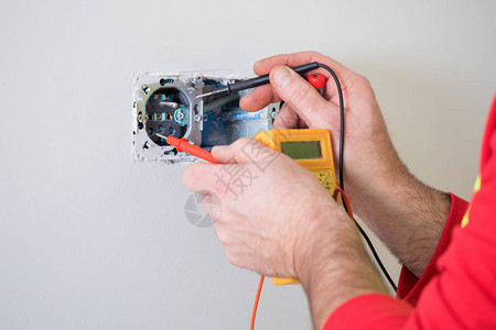 电工在作装修电气安装电工之手图片