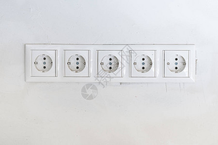 空的未插入的欧洲壁站插座关闭在灰色背景上白墙上的电插座图片