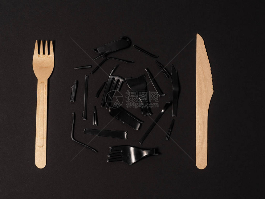 木制餐具刀叉子和折断的一次塑料餐具图片