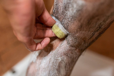 一个欧洲的天主教男子第一次在淋浴时刮腿毛图片