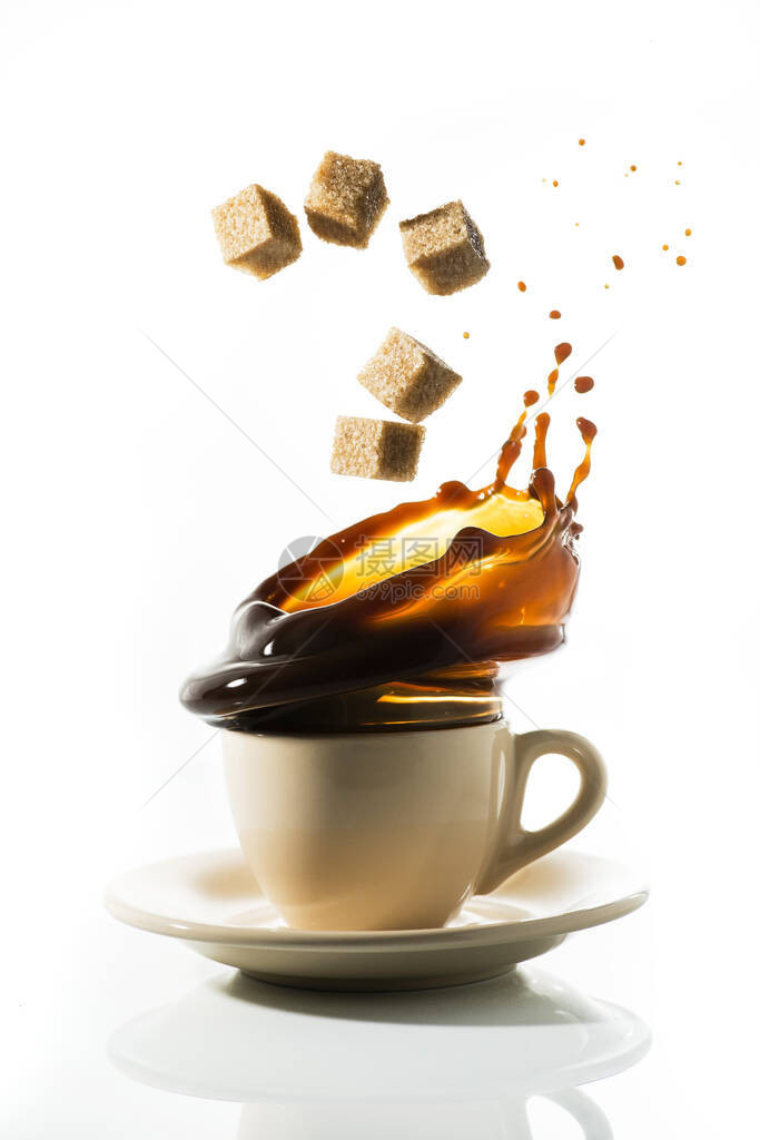 方糖落入黑咖啡杯中溅起水花图片