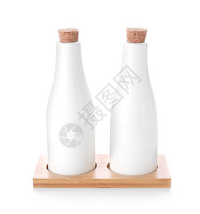 白色背景上的陶瓷瓶图片