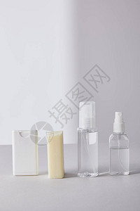 喷雾瓶中的洗手液和白色背景的抗菌肥皂图片