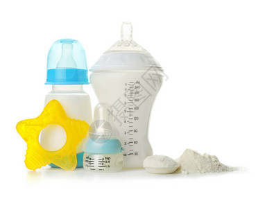 白色背景中的婴儿奶粉和玩具瓶图片