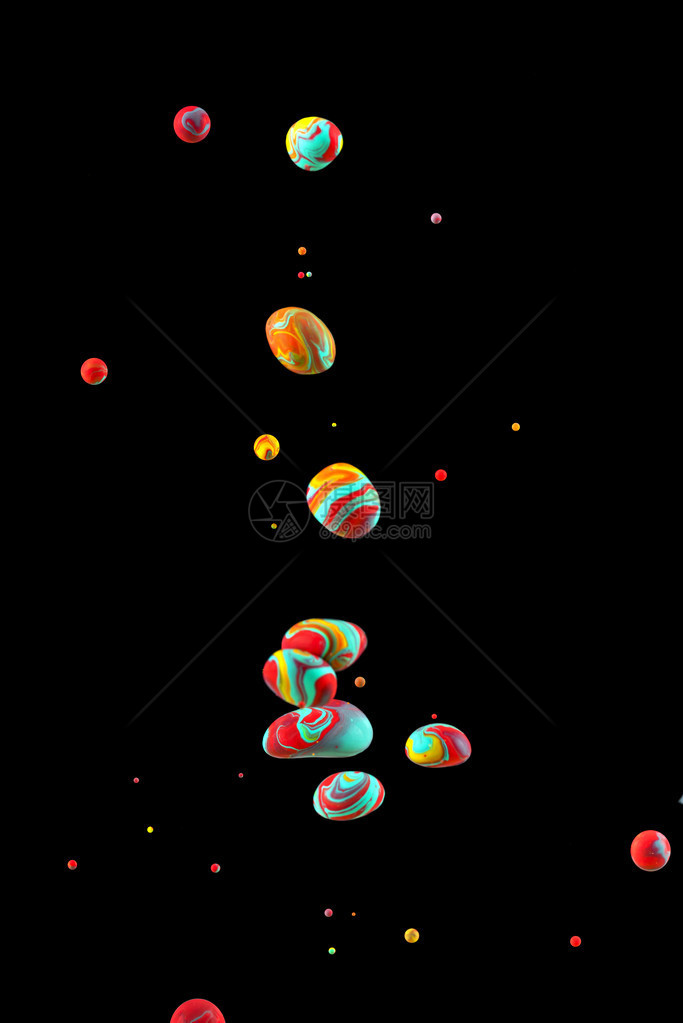 液体颜色在水下混合形成有趣的意外液体雕塑的宏观拍摄黑色背景上孤图片