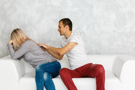 在家沙发上吵架的夫妇图片