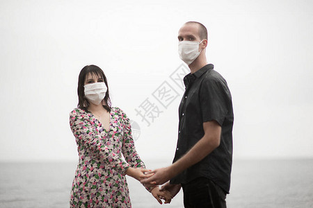 穿着保护面罩的年轻浪漫情侣图片