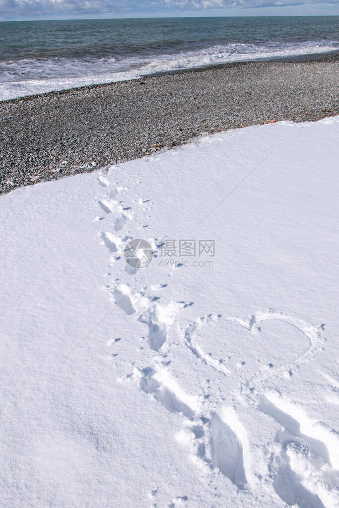 踏在白雪上图片