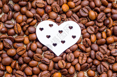 咖啡豆上的心我爱咖啡图片