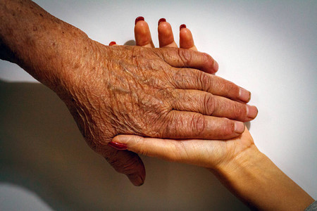 人类皮肤老化的过程一位活了90至100岁的老人的手起皱图片
