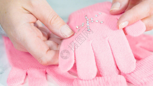 有雪花形状的粉红孩子手套莱茵式粉图片