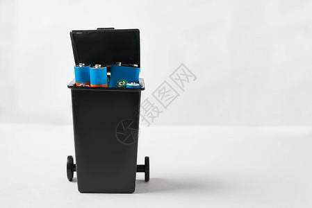 垃圾箱中的旧电池收集和再循环概念中使用的电池前图片