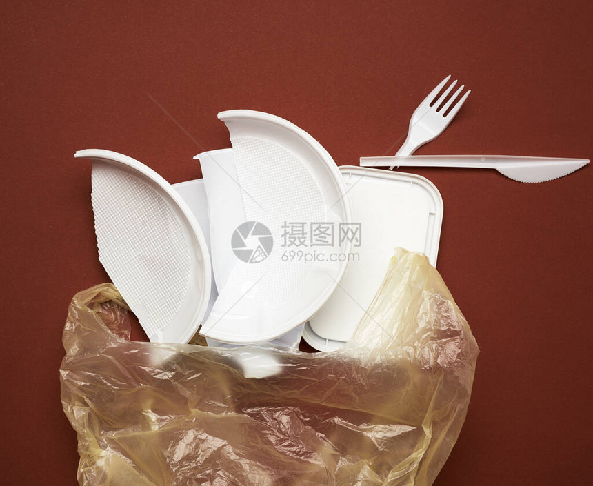 使用过的塑料盘塑料片和一个白色塑料袋图片