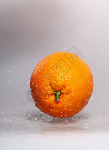 新鲜的橙子会流水图片
