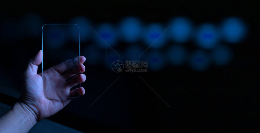 女手握和触摸屏幕智能电话平板电脑或手机图片