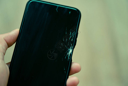 智能手机碎玻璃屏在手机碎屏等待维修店换膜屏概念图片