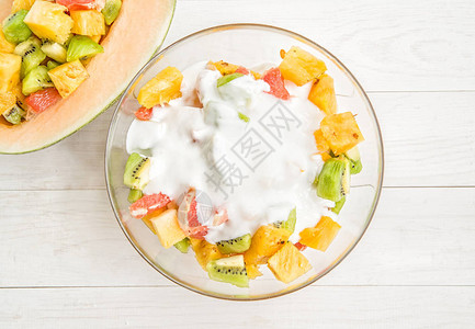 健康食品概念夏季水果碗里水果沙拉和白木本底面图片