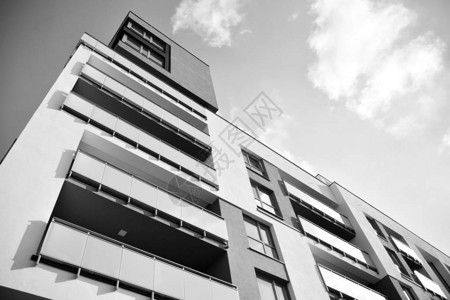 一栋新的现代公寓楼的细节黑白相间背景图片
