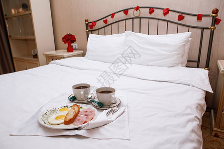 床上浪漫早餐的食物盘子两杯咖啡炸鸡蛋图片